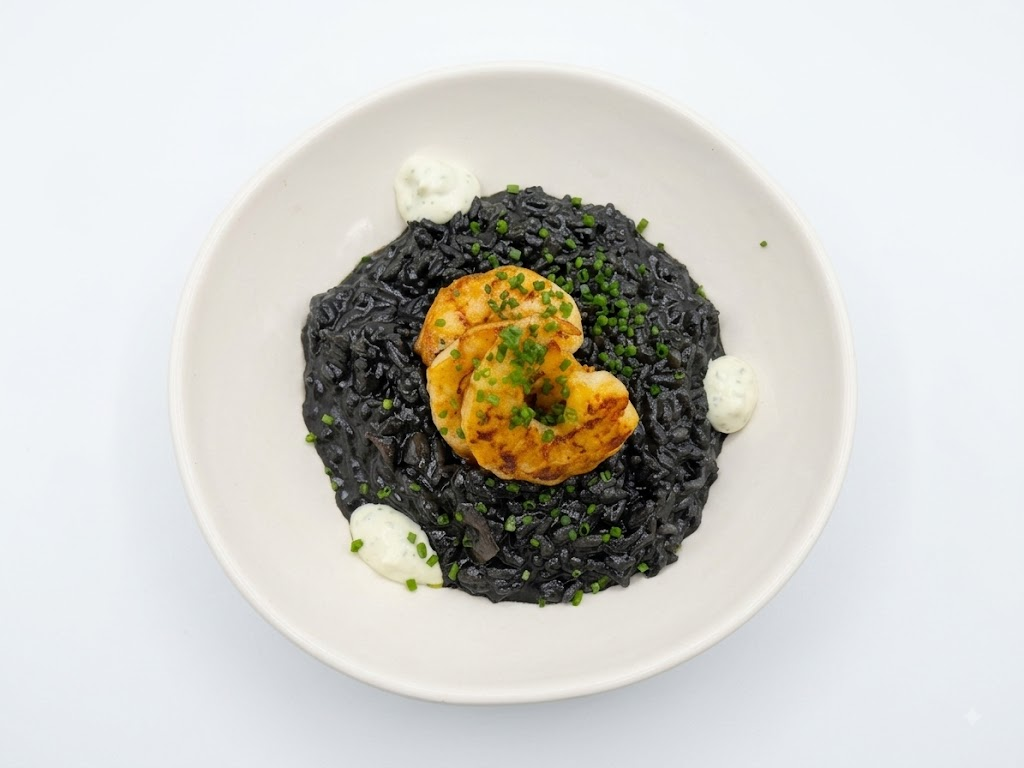 Arroz negro, calamar y langostinos