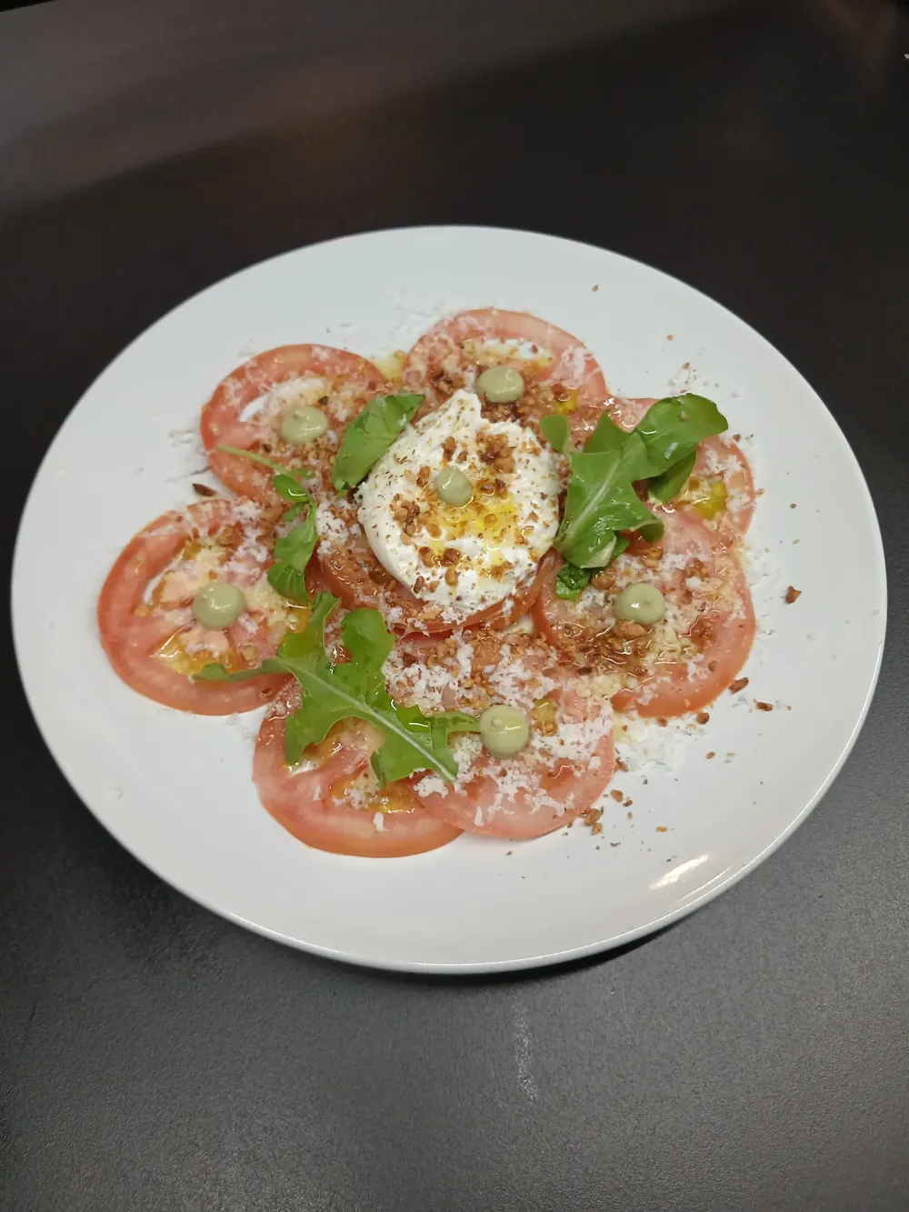 Carpaccio de tomate, burrata y pesto