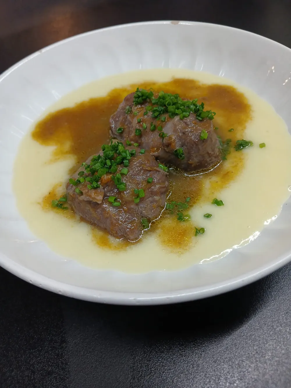 Carrillera con puré parmentier