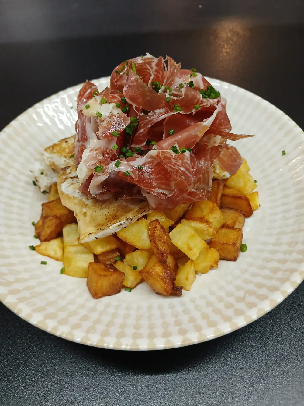 Huevos rotos con paletilla ibérica