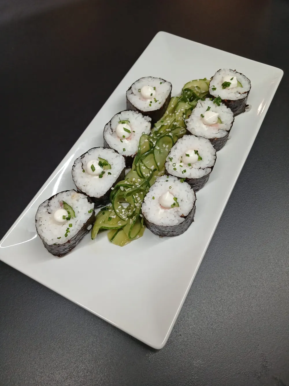 Maki de ahumado y wakame