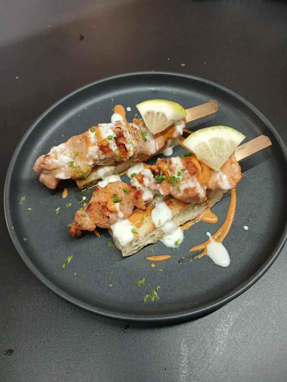 Pincho moruno a la brasa con yogurt de lima