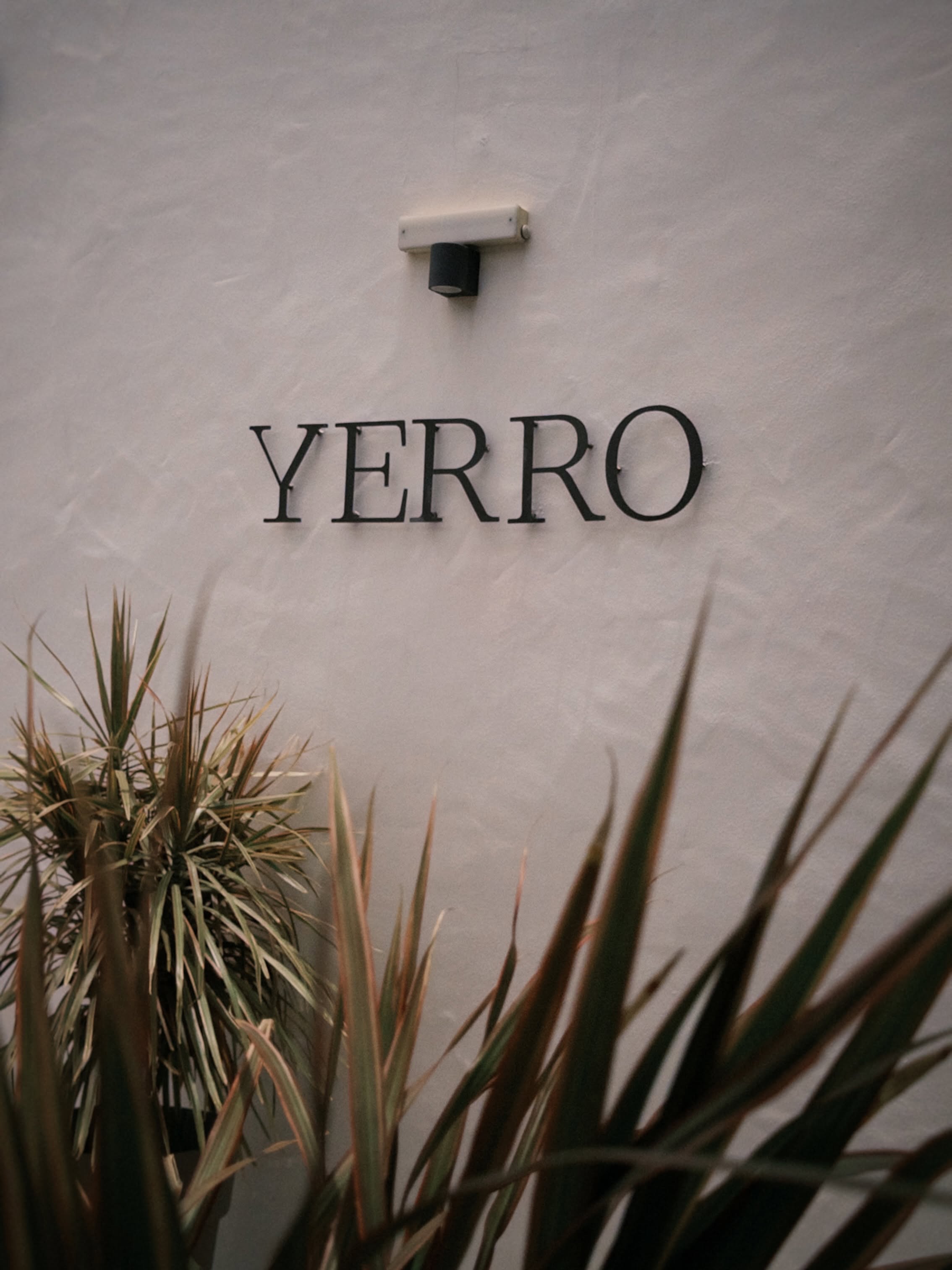 Fachada del Restaurante Yerro con el rótulo